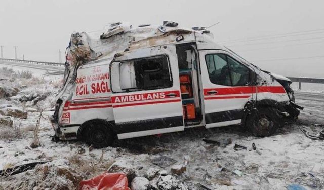 Ambulans kaza yaptı: 3 yaralı