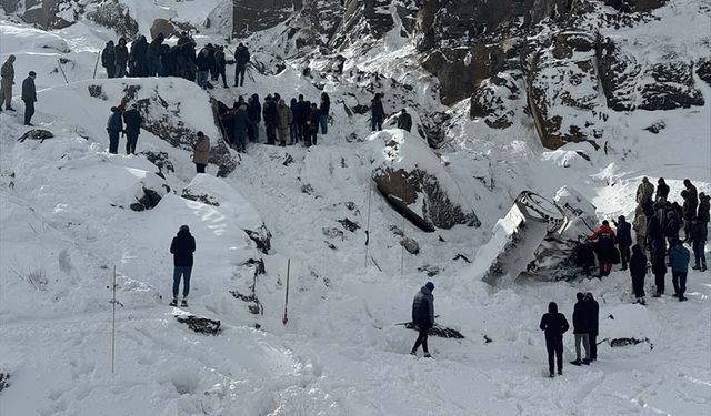 Yol açma çalışması yapan iş makinesi uçuruma yuvarlandı, 4 kişi öldü