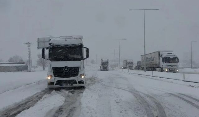 Bitlis'te kar yağışı: 100'e yakın araç yolda kaldı