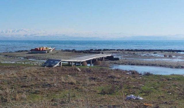 Yağışlar fayda etmedi! Van Gölü'nde çekilmeler ciddi boyuta ulaştı