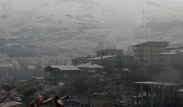 Hakkari'de karla karışık yağmur etkili oldu