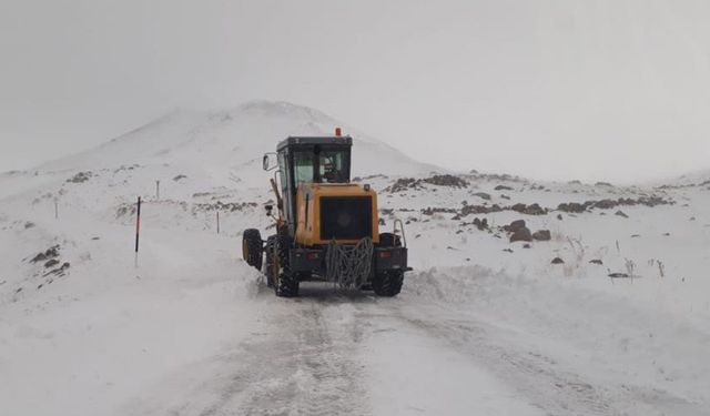 Muradiye’de yol açma çalışmaları devam ediyor