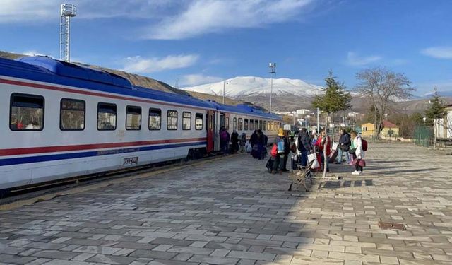 Van Gölü Ekspresi kış sezonunun ilk seferine başladı