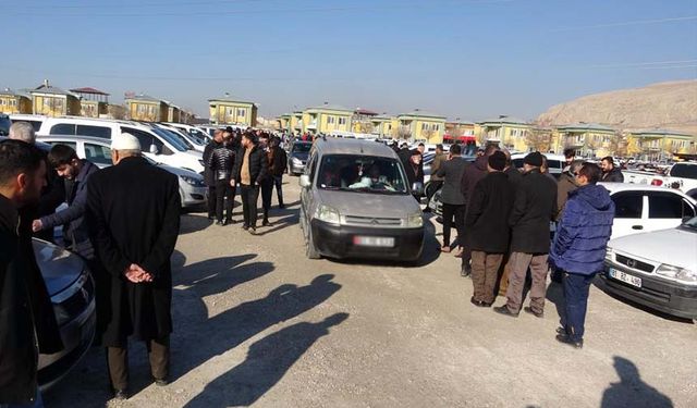 Van’da yılbaşı öncesi açık oto pazarında yoğunluk