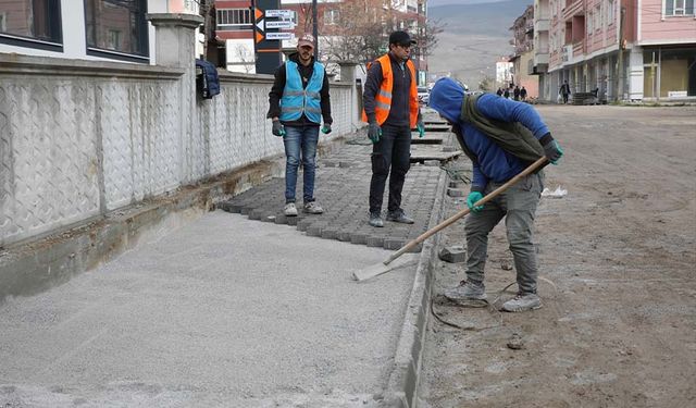 Muradiye'de yol ve kaldırım çalışmaları sürüyor