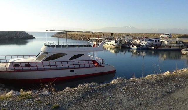 Van Gölü’nde balıkçı tekneleri limanda mahsur kaldı