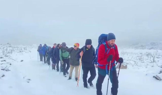 Aktivistler kar ve tipiye rağmen Esruk Dağı’na tırmandı