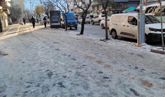 Van'da yollar ve kaldırımlar buz pistine döndü