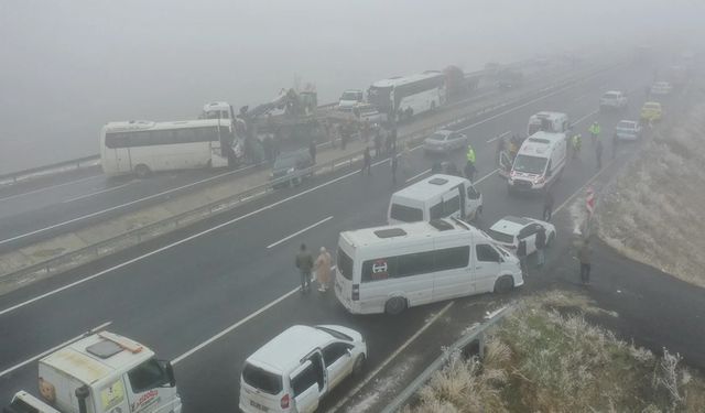 Zincirleme trafik kazasında 19 kişi yaralandı