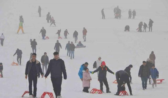 Güzeltepe Kayak Merkezi kar yağışıyla sezonu açtı