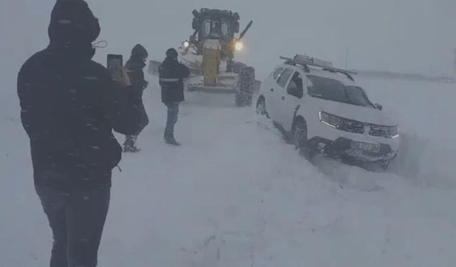 Van'da karda mahsur kalan araçlar kurtarıldı