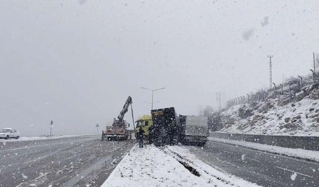 Van’da kar yağışı kazaları beraberinde getirdi