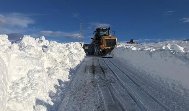 Başkale’de araçlar kara gömüldü, 38 yerleşim yerinin yolu kapandı