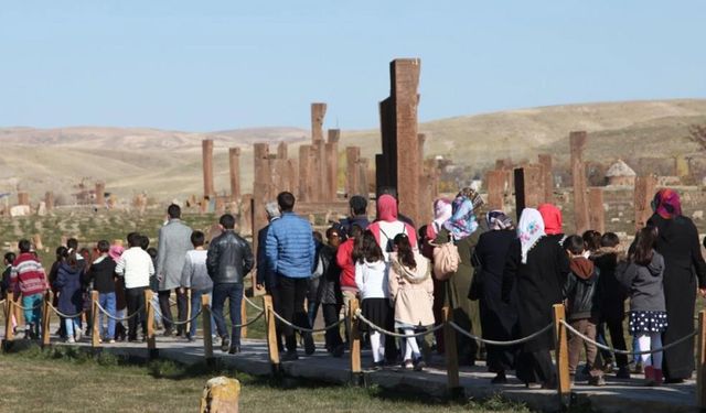 Bitlis'teki Selçuklu mezarlığına ziyaretçi akını