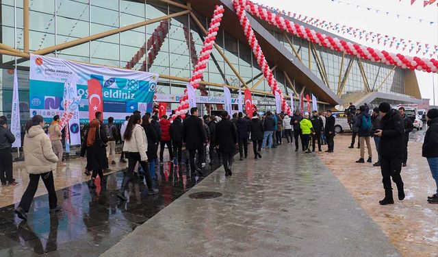 "Doğu Anadolu Kariyer Fuarı" ilk gün 20 bin ziyaretçiyi ağırladı