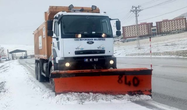 Van’da kar yağdı, ekipler teyakkuza geçti