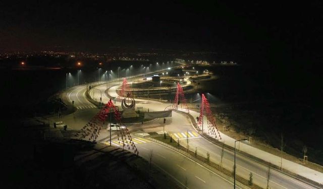 Van Gölü'nün gerdanlığı sahil yolu trafiğe açıldı