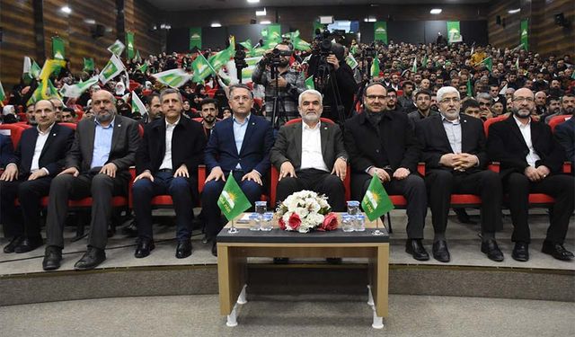 HÜDA PAR Genel Başkanı Yapıcıoğlu, Van'da partisinin aday tanıtım toplantısına katıldı