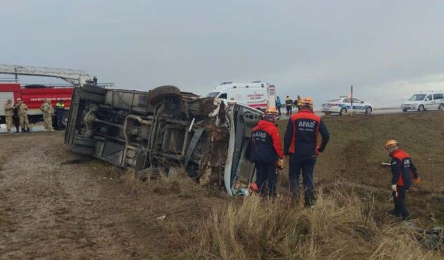 Van'da yolcu midibüsü şarampole devrildi! 20 yaralı