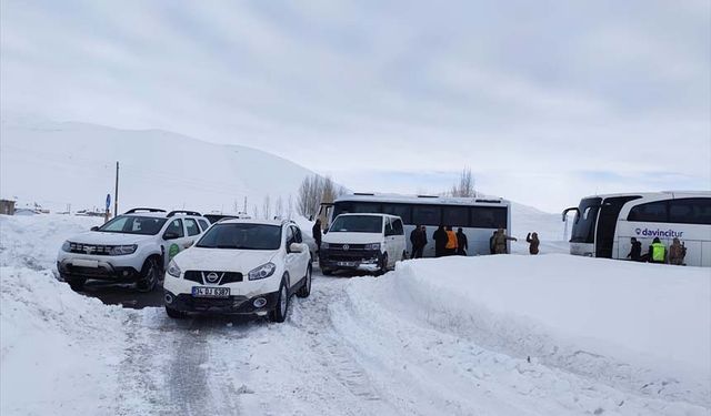 Ağrı-Van kara yolunda kar ve tipi ulaşımı aksatıyor