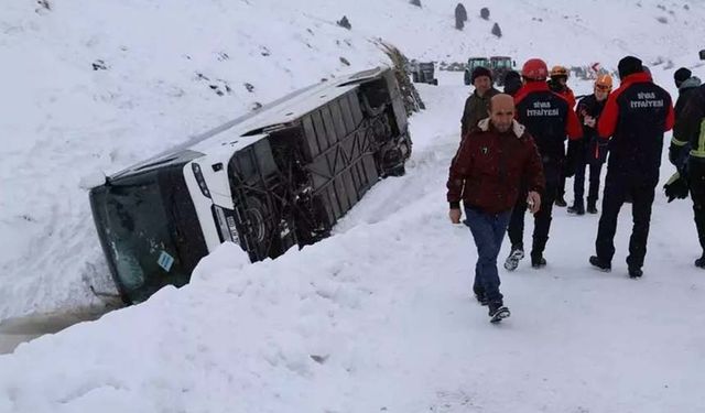 Bu kez Sivas'ta yolcu otobüsü kaza yaptı! 14 yaralı