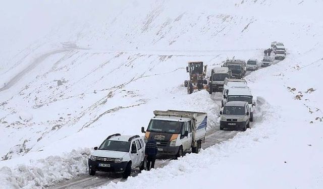 Van’da kar yağışı etkili oldu! 492 yerleşim yerinin yolu kapandı