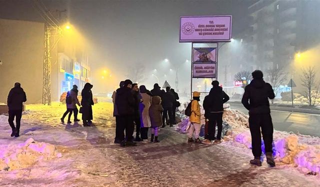 Hakkari'deki depremlerde 28 ev ve 1 ahırda hasar tespit edildi