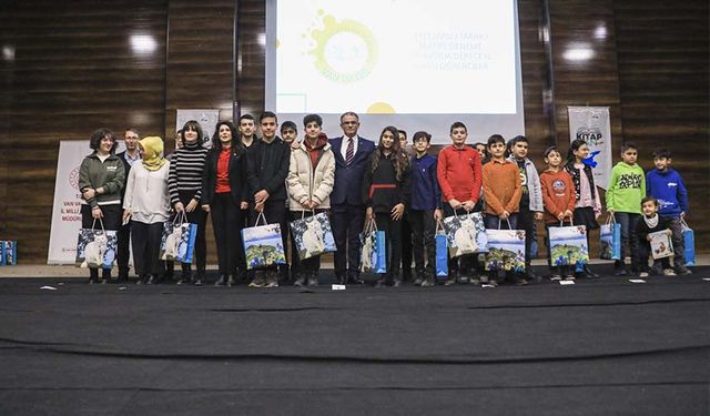 Van'da deneme sınavında başarılı olan öğrenciler ödüllendirildi