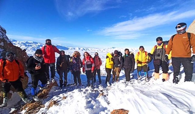 Doğa severler 3 bin 100 rakımlı Kelespi Dağı'na tırmandı