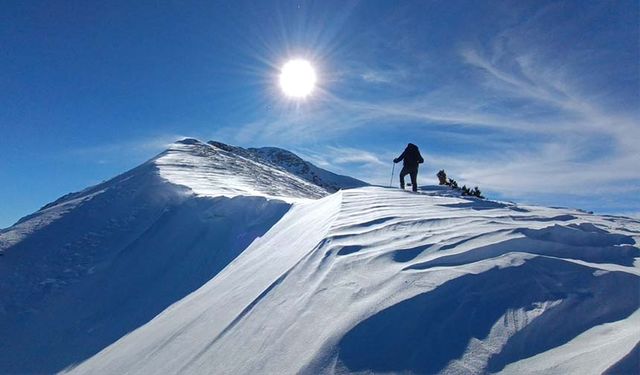 Van'da dağcılar Filistinlilere destek amacıyla zirve tırmanışlarını sürdürüyor