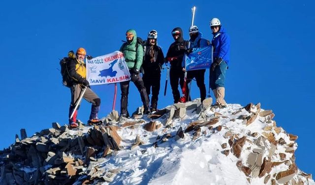 Erciyes’in zirvesinde Van Gölü’ne dikkat çektiler