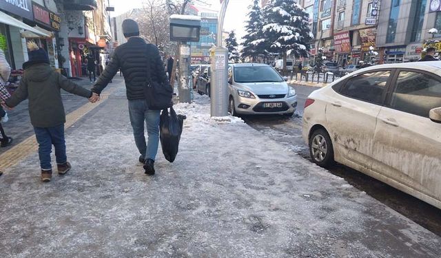 Van’da yollar ve kaldırımlar buz tuttu!