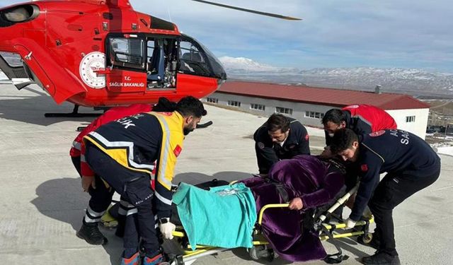 Hamile kadın helikopter ambulansla hastaneye taşındı