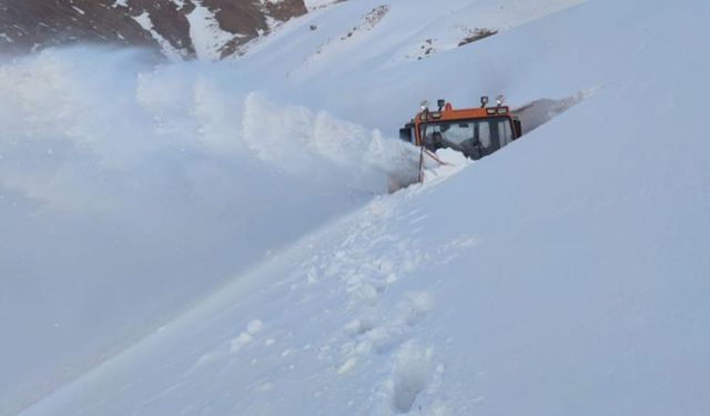 Van’da kar kalınlığı iş makinesinin boyunu aştı