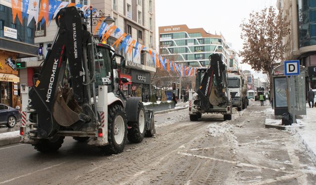 Van’da kar temizleme çalışmaları sürüyor