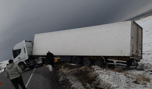 Van'da otomobille tır çarpıştı: 3 yaralı