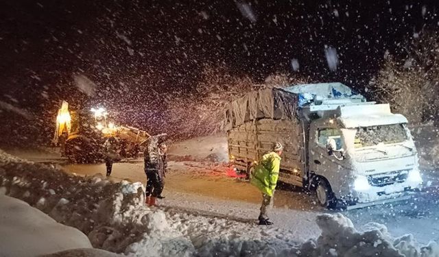 Muradiye'de yolda mahsur kalan araçlar kurtarıldı