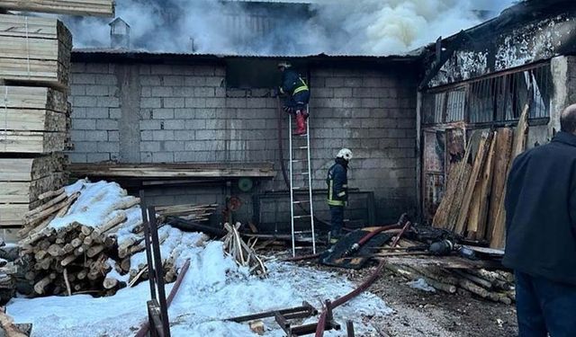 Van'da korkutan yangın! Marangozlar sitesinde bir iş yerinde yangın çıktı