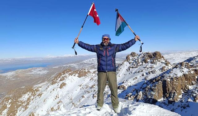 Van'da dağcılar Filistinlilere destek amacıyla zirve tırmanışlarını sürdürüyor