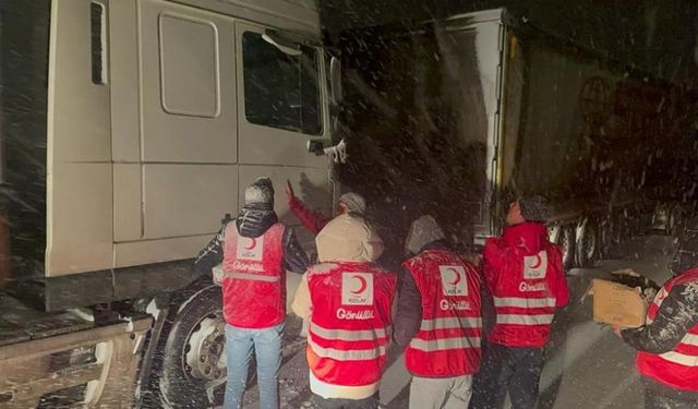 Tendürek Geçidi'nde bekleyen tır sürücülerine Kızılay'dan kumanya