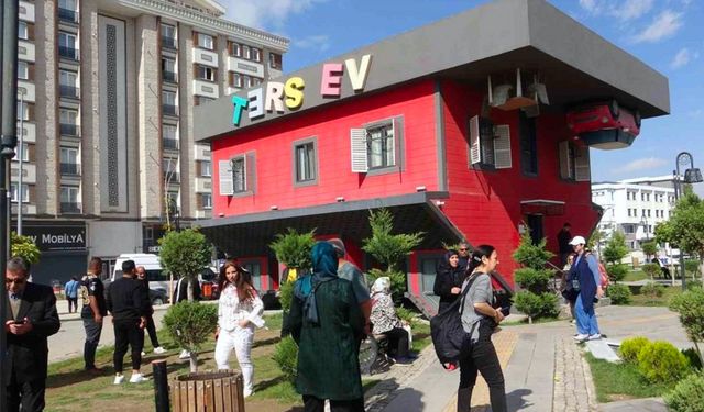 İpekyolu'ndaki ters evi 300 bin kişi ziyaret etti