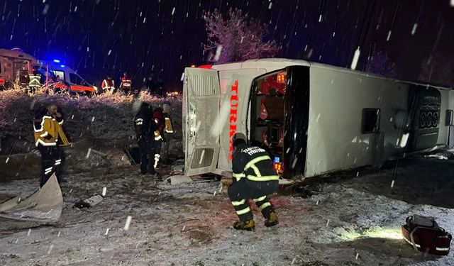 Yolcu otobüsü devrildi: 6 ölü, 33 yaralı