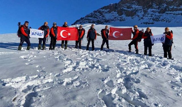 Van'da Sarıkamış şehitleri Erek Dağı'nın zirvesinde anıldı