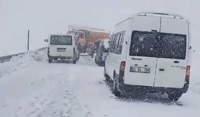 Hakkari kara teslim! Araçlar yolda mahsur kaldı...