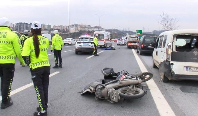 TEM'de emniyet şeridindeki araca arkadan çarpan motosikletli kurye öldü