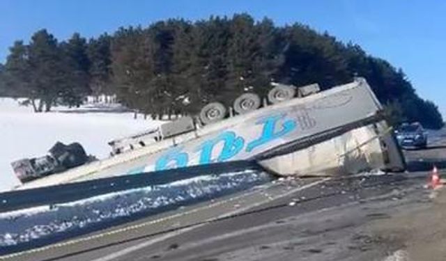 Ardahan’da buzlanma nedeniyle tır devrildi, yol kısa süreli ulaşıma kapatıldı