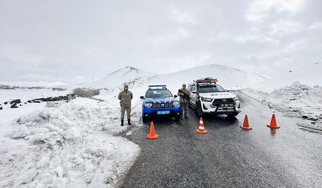 Van'da çığın düştüğü mezra yolu kapandı