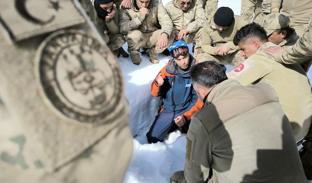 Van'da güvenlik korucuları çığ tatbikatı yaptı