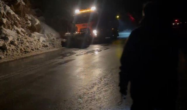 Van'da çığ düşmesi sonucu kapanan yol ekiplerce açıldı