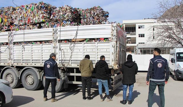 Çöp dolu tırdan 3 kaçak göçmen çıktı